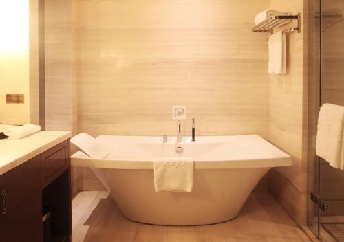 Deluxe Twin Room image 7