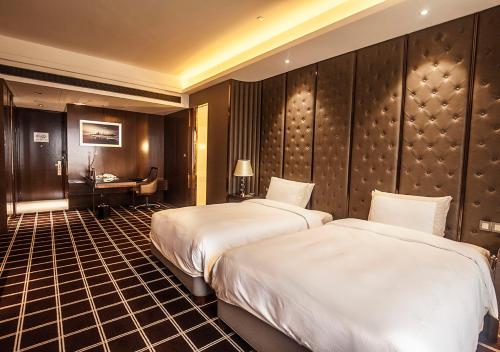 Executive Twin Room image 10