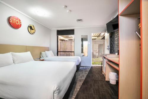 Nightcap at Jamison Hotel photo 4