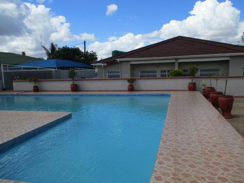 Avon Apartments 5