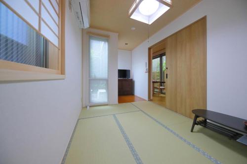 Economy Twin Room image 1