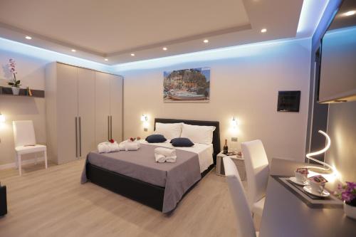 Deluxe Double Room with Balcony and Sea View image 10