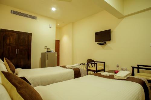 Le Noor Located in Ernakulam, Le Noor is a perfect starting point from which to explore Kochi. Featuring a satisfying list of amenities, guests will find their stay at the property a comfortable one. Service-