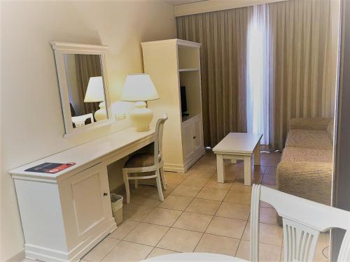 Ohtels Cabogata The 4-star Ohtels Cabogata offers comfort and convenience whether youre on business or holiday in Almeria - Costa De Almeria. The hotel offers a high standard of service and amenities to suit the ind