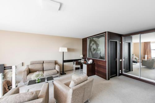 room detail thumbnail 1
