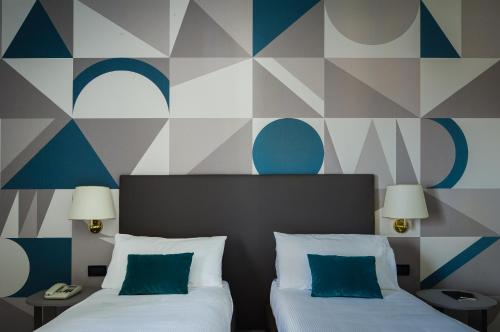 3 twin beds