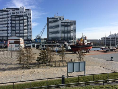 havenBlicke - großzügige Terrasse mit Blick auf die Weser in Bremerhaven, Deutschland