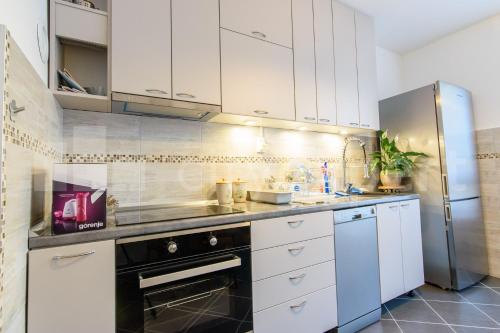 Light Spacious Apartment in the Heart of Belgrade - image 4