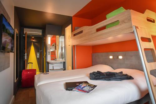 2 twin beds, 1 bunk bed