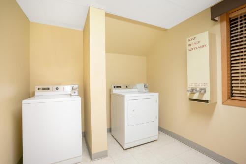 Baymont by Wyndham Lakeville - image 9