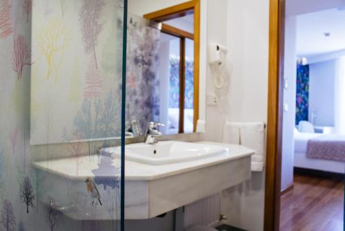 Deluxe Double or Twin Room image 6