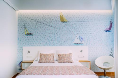Deluxe Double or Twin Room image 8