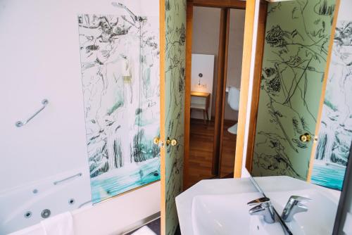 Deluxe Double or Twin Room image 9