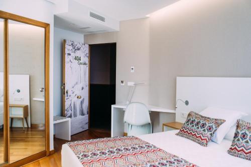 Deluxe Double or Twin Room image 10