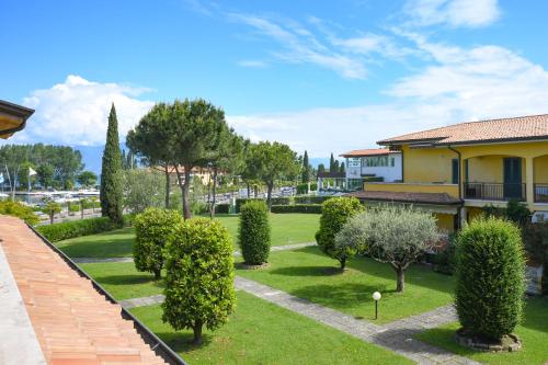 Sirmione Beach Apartment - image 11