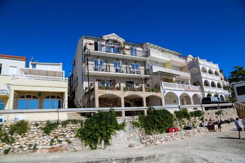 Duje Apartments Milna 3