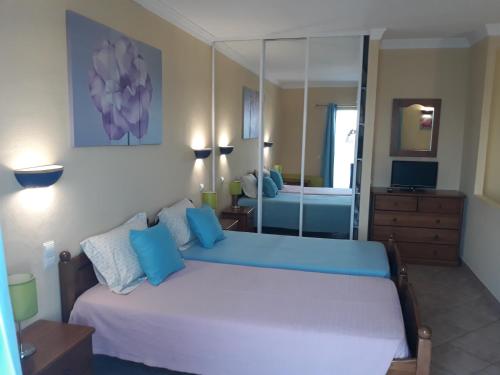 2 twin beds, 2 sofa beds
