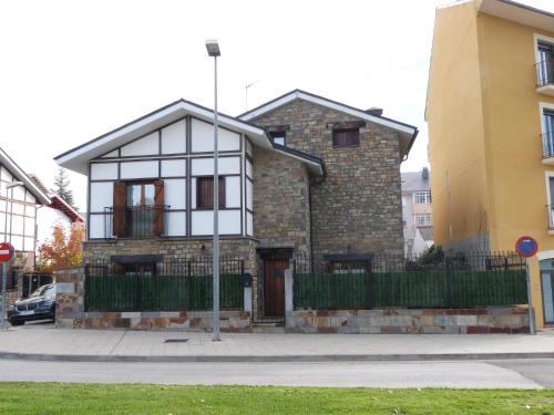 Casa con jardín frente ciudadela - Jaca