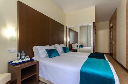 Twin Room image 5