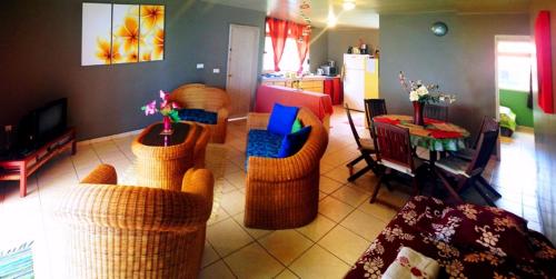 Közös társalgó / TV, MOOREA - Fare Taina Nui in Nu'urua