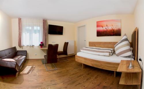 Gastehaus Hotzl 9.8km von Johanniskirchen entfernt