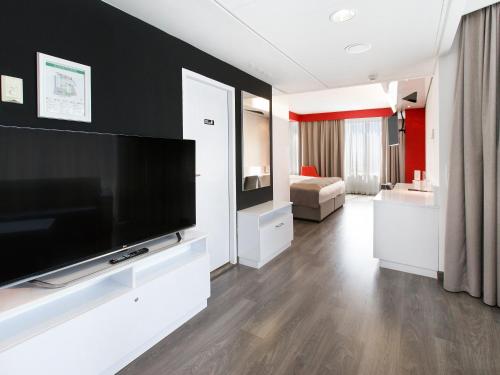 1 king bed, 1 sofa bed