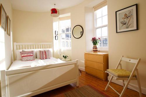 Bright Flat with Workspace in New Town - image 10