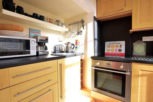 Bright Flat with Workspace in New Town - image 8