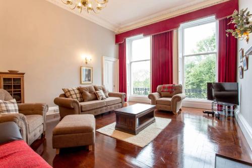 JOIVY Spacious Apt in New Town Prime Location, Edinburgh