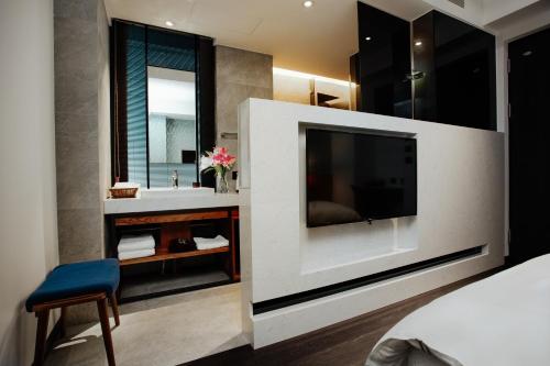 Standard Double Room image 4
