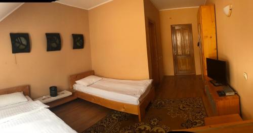 1 queen bed, 1 twin bed