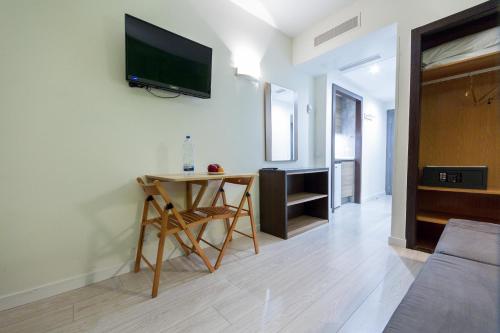 Double or Twin Room image 9