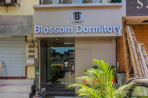 المنظر الخارجي, Blossom Dormitory For Male and Female in غاتكوبار