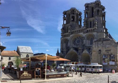 Logis du Parvis ***Face Cathédrale/in front of the Cathedral***