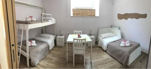 1 queen bed, 2 bunk beds