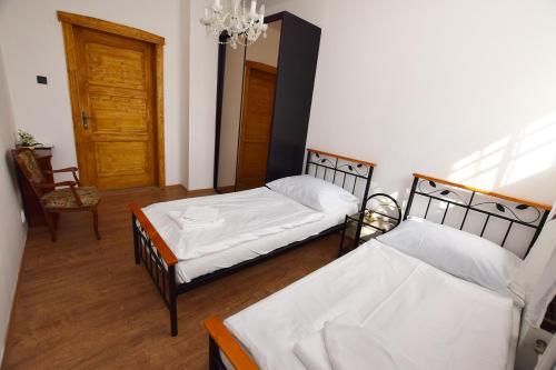 2 twin beds