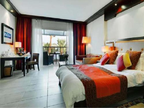 Club Rotana Sea View Suite image 7