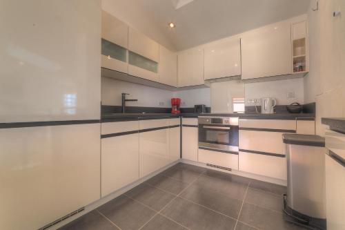 ห้องครัว, IMMOGROOM - Beautiful duplex - Sea view - Quiet - AC - Wifi - Garage in เมืองเก่าเลอซูเกต์