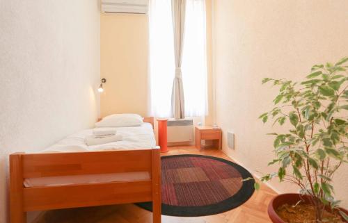 Pigeon Square Rooms - image 14