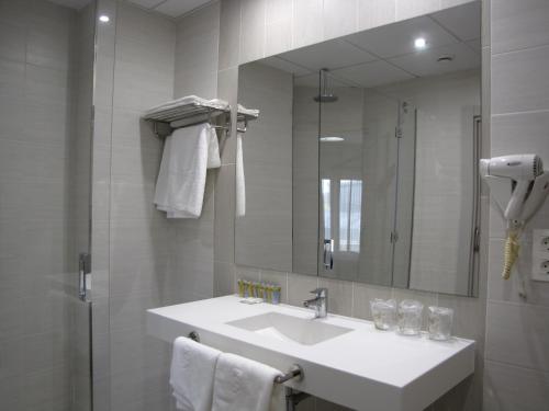 Hotel Ton The 3-star Hotel Ton offers comfort and convenience whether youre on business or holiday in Sanxenxo. The property features a wide range of facilities to make your stay a pleasant experience. 24-hour