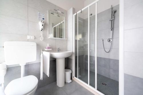 Hotel Anny Room Type - Quadruple Room with Private Bathroom