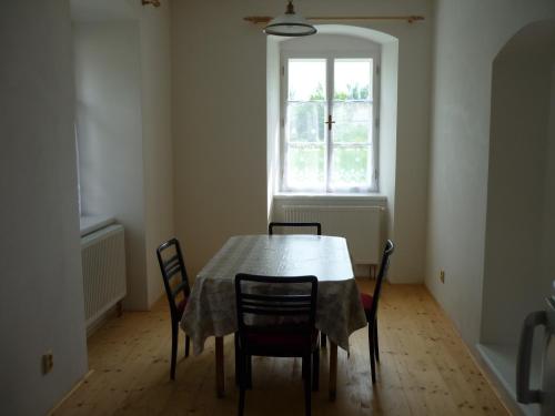 設施, Zámek Dobrohoř (Zamek Dobrohor) in 杜布尼