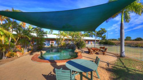 สระว่ายน้ำ, Heritage Lodge Motel in ชาเตอรส์ทาวเวอรส์