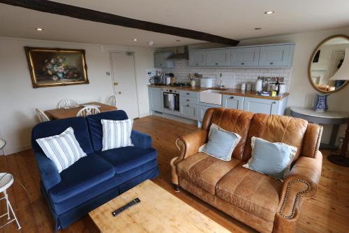 Monmouth House Apartments, Lyme Regis Old Town, dog friendly, parking