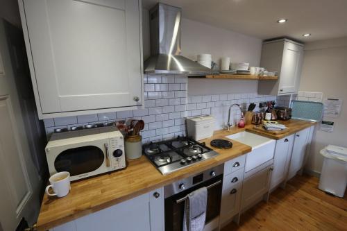 Monmouth House Apartments, Lyme Regis Old Town, dog friendly, parking