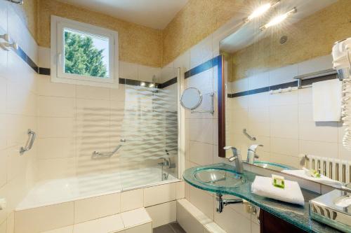 ห้องน้ำ, Logis Contact Hotel Le Beaulieu in โบลิเยอ-ซูร์-ดอร์ดอญ