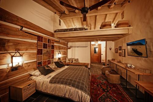 1 queen bed, 2 twin beds