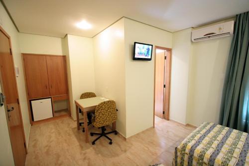 Standard Twin Room image 2