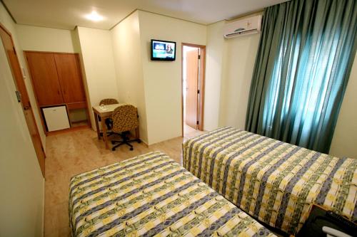 Standard Twin Room image 3