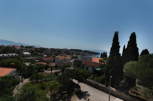  New big apartment for 6+1 persons with terrace and sea view in Sumartin